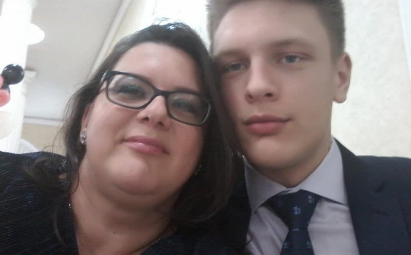 Dublă sinucidere! Mama și fiul de 18 ani, găsiți morți în propriul apartament. Băiatul publicase un mesaj pe Facebook: ”Jocul s-a sfârșit!”